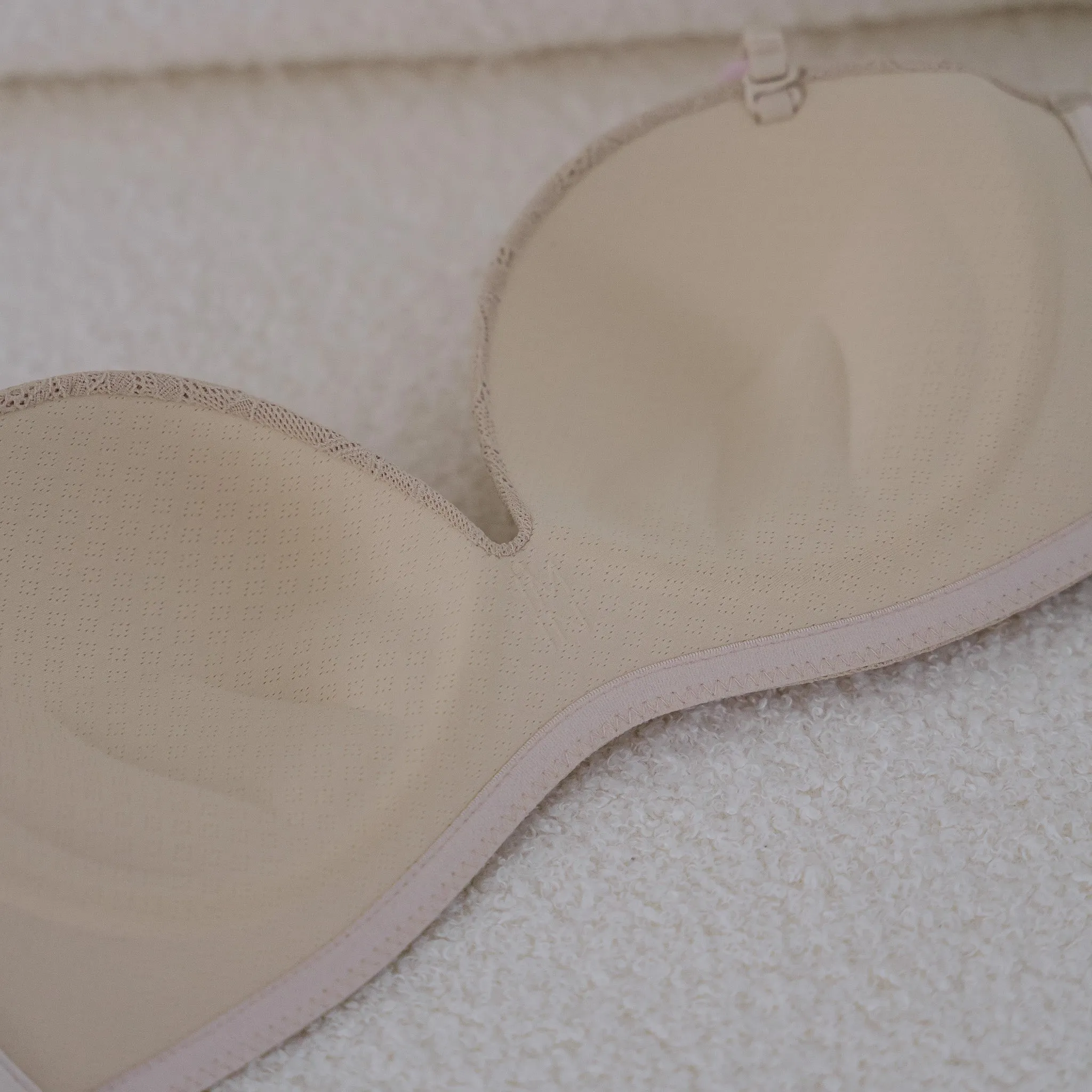 5th Gen! Lace 100% Non-Slip Strapless Wireless Bra in Strawberry Cream