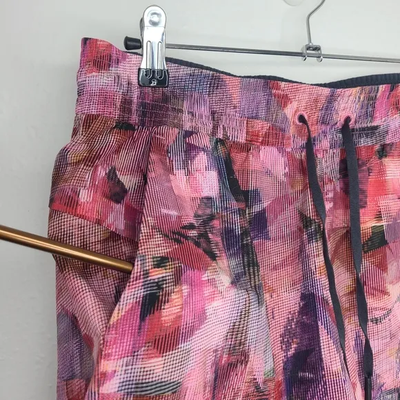 Lululemon Shorts Spring Break Away Pink Cuff Pockets Stretch Athletic Size 6