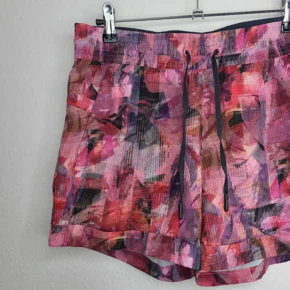 Lululemon Shorts Spring Break Away Pink Cuff Pockets Stretch Athletic Size 6
