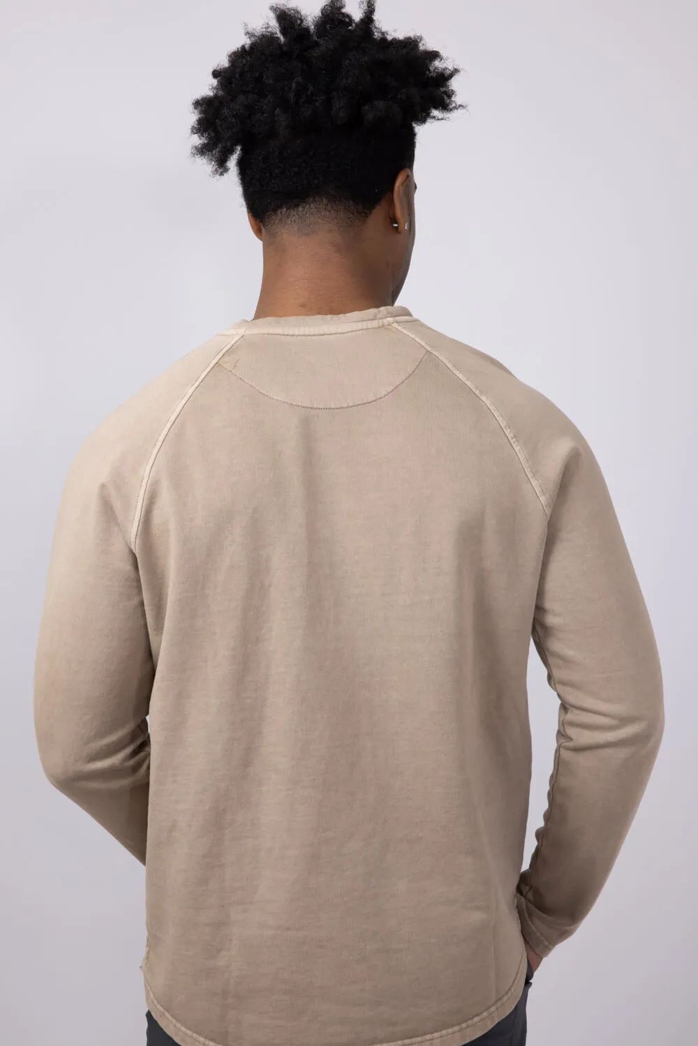 Weatherproof Vintage Raglan Terry Pocket Crewneck Shirt for Men in Light Brown | S2520792GK-EARTH